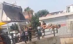 Adana’da serinlik tehlikeye dönüştü: Çocuklar iş makinesini tramplen yaptılar