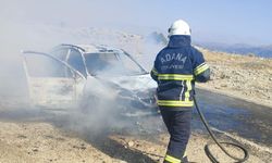 Adana’da seyir halindeki otomobil alev aldı