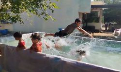 Adana’da sıcak havalarda serinlemek isteyen çocuklar römorka havuz yaptı