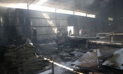 Alanya’da mobilya atölyesinde yangın paniği