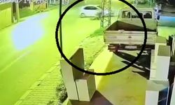 Dehşet anları: Motosiklet otomobile ok gibi saplandı, sürücü metrelerce havaya uçtu!