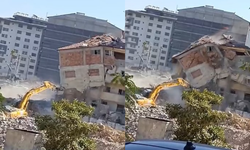 Hatay’da bir binanın yıkımında can pazarı yaşandı! O anlar saniye saniye kaydedildi