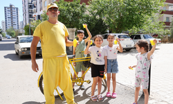 Kozan’ın sarı şalvarlı dondurmacısı: Sokak sokak limon dondurması satıyor
