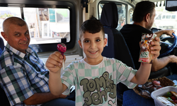 Adana’da bir şoför dolmuşunu çocuklar için donattı