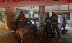 Adana’da Kontrolden Çıkan Araç Dükkanı Yıktı!