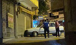 Adana’da Kontrolden Çıkan Araç Duvara Girdi!