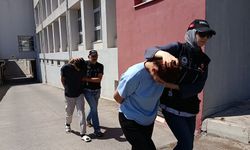 Araçlarında 5 kilo esrar yakalattılar: “Haberimiz yok” savunması yaptılar