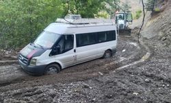 Feke’de şiddetli yağış yolları kapattı: Belediye ekipleri seferber oldu
