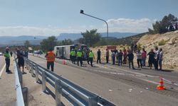Otobüs ile Kamyon Kafa Kafaya Çarpıştı: Ölü ve Yaralılar Var