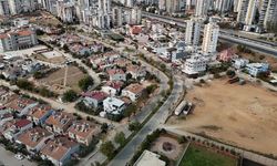 Adana’da Keskin Viraj Tehlikesi: Esnaf Kamera Taktırdı, Kazaları Kaydetti