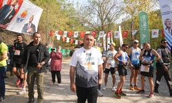 Tarihi Varda Köprüsü’nde Nefes Kesen Yarış!