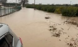 Karakuyu Mahallesi’nde yollar yağmurdan dolayı kapandı