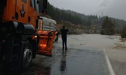 Adana’nın İlçelerinde Sağanak Alarmı: Yol Kapandı, Heyelan Yaşandı