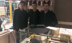 Kuyumcu dükkanı değil, sanki düğün salonu: Adana’da mesai halayla başlıyor!