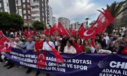 Adana'da 19 Mayıs coşkusu bayraklı yürüyüşle kutlandı
