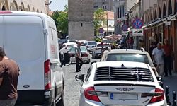Adana Büyük Saat’te kaldırım işgali ve park sorunu büyüyor