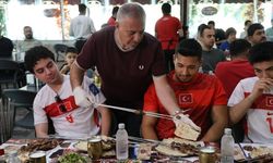 Adana'da Dünya Kupası heyecanı ciğer ve kebap eşliğinde yaşandı