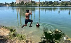 Adana'da gençler ölüm tehlikesine rağmen sulama kanallarına giriyor!