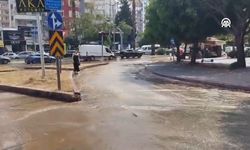 Adana'da içme suyu borusu patladı, yollar göle döndü