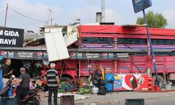 Adana’da kamyon bakkala daldı! İş yeri sahibi yaralandı
