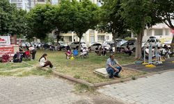Adana'da öğrenciler içeride veliler dışarıda ter döktü