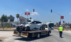 Adana'da tırın iki otomobile çarpması sonucu 5 kişi yaralandı