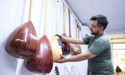 Adanalı genç usta bağlamalarını dünyaya gönderiyor