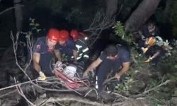 Gece yarısı can pazarı: 100 metrelik uçurumdan ekipler çıkardı