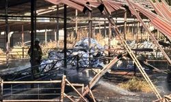 Hatay'da depo yangını! Alevler her şeyi küle çevirdi