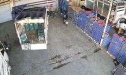 Kontrolden çıkan kamyonet oturan vatandaşa çarptı