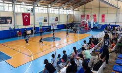 Karataş'ta mini voleybol şenliği düzenlendi