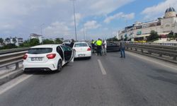 Köprülü kavşakta 4 araç birbirine girdi, trafik uzun süre durdu
