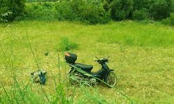Kozan'da motosiklet şarampole devrildi: Dede ve torunu yaralandı