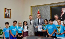 Necatibey ilkokulu Adana’yı salladı: İki farklı kulvarda çifte il birinciliği!