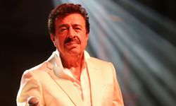 Sanatçı Ahmet Selçuk İlkan Adana'da konser verdi