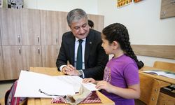 Vali Mustafa Yavuz, öğrencilerin karne sevincine ortak oldu
