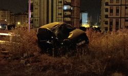 Adana'da 30 metre savrulan otomobil toprak yığınına çarparak durdu