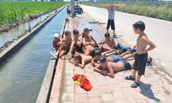 Adana'da 43 derecede sıcaklıkta sulama kanalı plaja döndü