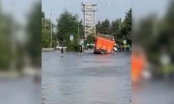 Adana'da ana su borusu patladı! Barış Bulvarı göle döndü