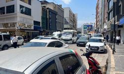 Adana'da hatalı park çilesi: Çift sıra parklar trafiği kilitliyor