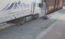 Adana'da tır motosiklete çarptı! O anlar kameraya yansıdı