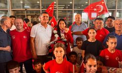 Avrupa Şampiyonu Elif Şevval Kurt, Adana'da coşkuyla karşılandı