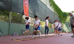 Çukurova Belediyesi'nin tenis kursları yaz boyunca sürüyor