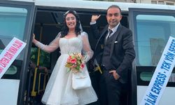 Düğüne VIP araç yerine dolmuşla gittiler! Öğretmen çift sosyal medyanın gündemi oldu
