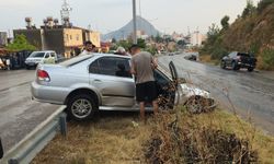 Adana’da kontrolden çıkan otomobil bariyerlere çarptı!