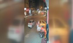 Adana’da otomobil iş yerine daldı! Kadın son anda kurtuldu