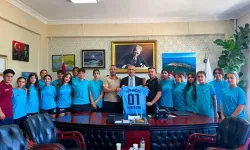 Karataş Belediyesi’nden 5 Ocak Demirspor Kadın Futbol Takımı’na destek