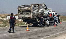 Konya-Adana kara yolunda iki kamyonet çarpıştı: 2 yaralı
