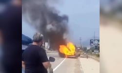 Adana'nın Kozan ilçesinde motoru alev alan otomobil demir yığınına döndü