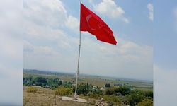 Kozan'da devrilen şehit bayrağı yeniden göndere çekildi